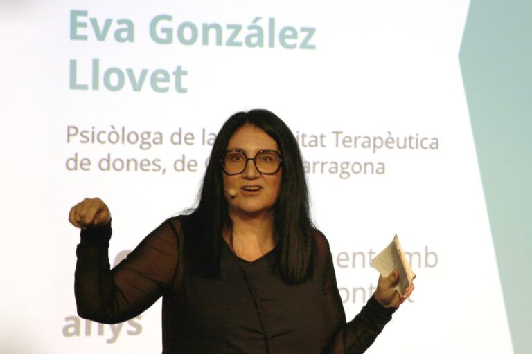 Eva González, piscòloga de CECAS, coautora d’un estudi sobre les comunitats terapèutiques de dones