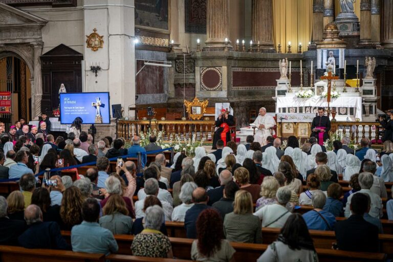 Una mà ferma que sosté. La trobada del Papa Lleó XIV amb les entitats socials de Barcelona reforça el compromís d’acompanyar les persones més vulnerables